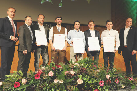 Landesrat Dr. Leonhard Schneemann (links im Bild) und Wirtschaftskammerpräsident Andreas Wirth (2.v.l.) mit den Jungmeistern der Tischlerinnung.