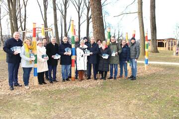 Landesrat Leonhard Schneemann mit Vertretern von Gemeinde und Südburgenland Plus bei der Eröffnung des Fitness- und Vitalparks in Großpetersdorf.