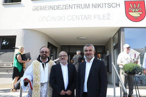 Pfarrmoderator MMag. Bozidar Blazevic OFM (Franziskaner) mit Bürgermeister Christian Balogh und Landesrat Mag. Heinrich Dorner (v.l.) vor dem neuen Gemeindezentrum in Nikitsch.