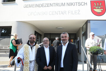 Pfarrmoderator MMag. Bozidar Blazevic OFM (Franziskaner) mit Bürgermeister Christian Balogh und Landesrat Mag. Heinrich Dorner (v.l.) vor dem neuen Gemeindezentrum in Nikitsch.