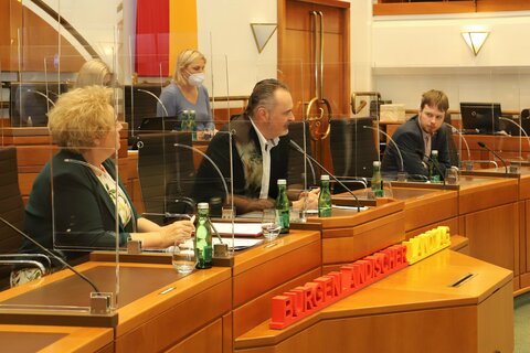Beim heutigen „Jugend im Landtag“ standen Landtagspräsidentin Verena Dunst und Landeshauptmann Hans Peter Doskozil Schülerinnen und Schülern heute Rede und Antwort, zuvor informierte Jonathan Dorner über seinen Auslandsdienst (auf der Regierungsbank, 1. Reihe v.l.n.r.).