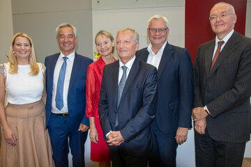 Landesrätin Mag.a (FH) Daniela Winkler, der neue Landesgerichtspräsident Mag. Bernhard Kolonovits, Mag.ᵃ Katharina Lehmayer, Präsidentin des Oberlandesgerichts, der verabschiedete Landesgerichtspräsident Dr. Karl Mitterhöfer, Eisenstadts Bürgermeister LAbg. Mag. Thomas Steiner und Prof. Dr. Georg Kodek vom obersten Gerichtshof.