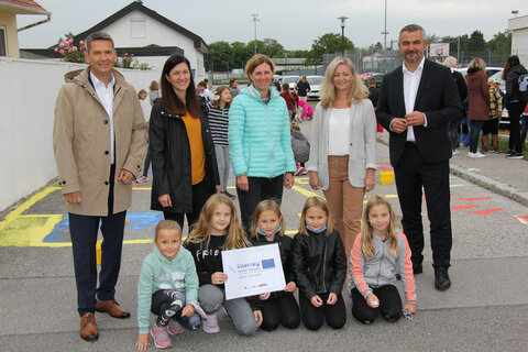 Auch die Kinder der Volksschule Siegendorf nahmen am diesjährigen Straßenmalwettbewerb "Blühende Straßen" teil und wurden dabei von Verkehrslandesrat Heinrich Dorner, Bürgermeister Rainer Porics, Marktgemeinde Siegendorf, Vizebürgermeisterin, LT-Abgeordnete Rita Stenger, Marktgemeinde Siegendorf, Tina Wurm, Mobilitätszentrale Burgenland, und Direktorin Silvia Mühlgaszner tatkräftig unterstützt