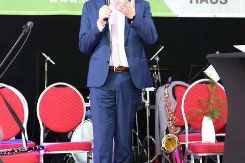 Landesrat Dr. Leonhard Schneemann gratuliert der Firma O.K. Haus in Großpetersdorf zum 20jährigen Jubiläum.