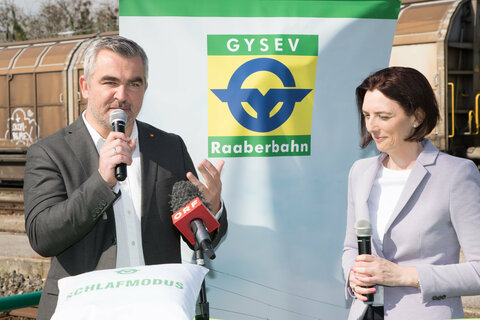 (v.l.) Landesrat Mag. Heinrich Dorner und Generaldirektor-Stvin Dr. Hana Dellemann während der Pressekonferenz am Bahnhof Wulkaprodersdorf.