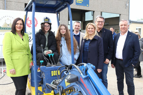 LH-Stv.in Mag.a Astrid Eisenkopf, die Schülerinnen Marketka Jurinova und Svetlana Pozsonyiova sowie LRin Mag.a (FH) Daniela Winkler beim Baggersimulator.