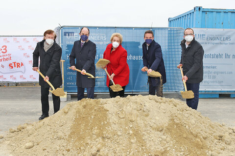v.l.: Architekt Peter Scheufler/atelier 4 architects, Mag. Martin Kaltenecker/GF VI-Engineers, LT-Präs.in Verena Dunst, DI Patrick Kloihofer/GF VI-Engineers, Istvan Deli/1. Vizebürgermeister Eisenstadt