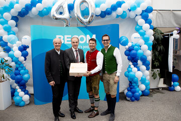 Wirtschaftslandesrat Dr. Leonhard Schneemann (2.v.l.) überreichte zum 40-Jubiläum ein Präsent an die Unternehmer Kammerrat Ing. Johann Bock und seine Söhne, die beiden Geschäftsführer von BECOM, DI Roman Bock, MSc und Mag. Johannes Bock (v.l.).