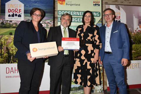 WHR DI Wolfgang Wallner, Amt der Bgld. Landesregierung, wurde für seine besonderen Leistungen für die Dorferneuerung und Dorfentwicklung im Burgenland geehrt (v.l.): Mag.a Marlene Hrabanek-Bunyai, Bakk.techn.,MA, GF Verein „Unser Dorf“, WHR DI Wolfgang Wallner, Landeshauptmann-Stellvertreterin Mag.a Astrid Eisenkopf und LAbg. Ing. Thomas Schmid, Bürgermeister Oggau