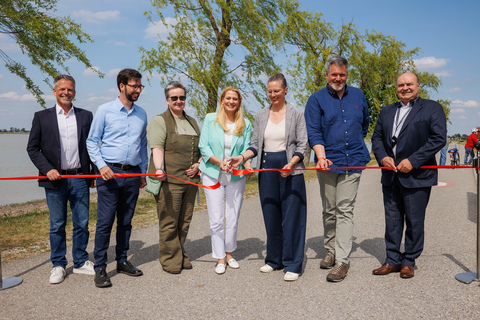 Mag. Patrik Hierner, Erlebnisregionsmanager Region Neusiedler See, Bürgermeister Martin Öhler, St. Andrä amZicksee, Nationalpark-Direktorin Matthaea Kulcsárné Roth, Nationalpark Fertő-Hanság, LR.in Mag.(FH) Daniela Winkler, LH-Stv.in Anja Haider-Wallner, Nationalpark-Direktor DI Johannes Ehrenfeldner, Nationalpark Neusiedler See – Seewinkel, Stv. Präsident desKomitates Győr-Moson-Sopron Ferenc Ivanics (v.l.).