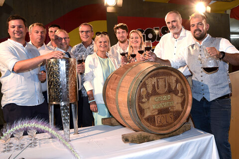 Der Golser Weinbauvereinsobmann Michael Allacher, Volksfest-Organisator und Amtsleiter Dieter Horvath, Wiens Landtagspräsident Christian Meidlinger, Ministerin Klaudia Tanner, Landesrätin Daniela Winkler, Landeshauptmann Hans Peter Doskozil und der Golser Bürgermeister LAbg. Kilian Brandstätter mit den Winzern Maximilian Allacher sowie Markus und Daniel Fleischhacker, die den heurigen Volksfest-Wein kreierten.