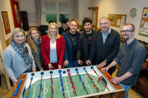 Landesrätin Mag.a (FH) Daniela Winkler (3.v.l.) mit Landtagsabgeordnete Bürgermeisterin Claudia Schlag (l.) und Günter Kroiss (2.v.r.) sowie Mitarbeiter*innen des JUZ Mattersburg.