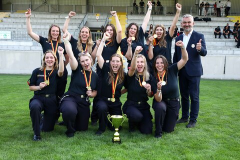 Landesrat Heinrich Dorner mit dem siegreichen Damenteam aus Neufeld an der Leitha
