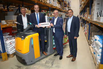 Landtagsabgeordneter Ewald Schnecker, Landesrat Dr. Leonhard Schneemann, Kommerzialrat, Geschäftsführender Gesellschafter, Managing Partner Christof Kastner und Standortleiter Jennersdorf Ronald Tanczos (v.l.).