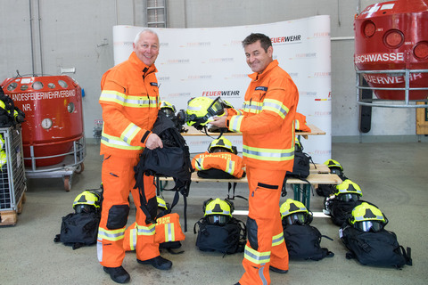 Ortsfeuerwehrkommandant Harald Nakovich (rechts im Bild) und Ehrenortsfeuerwehrkommandant Günter Fröhlich (Flugdienst Burgenland, beide Feuerwehr Oslip) begutachten die neue Schutzbekleidung für Flughelferinnen und Flughelfer.