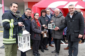 Friedenslicht ist im Burgenland angekommen. LR Heinrich Dorner (1.v.r.), Bgm. Thomas Steiner (2.v.r.), ÖBB-Regionalmanager Christof Hermann (3.v.r.), Vertreter der Blaulichtorganisationen und der ÖBB mit dem Friedenslicht.