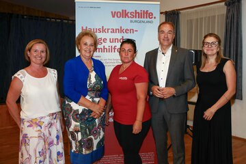 Pflege- und Sozialberaterin Sabine Rosenecker, Volkshilfe-Präsidentin Verena Dunst, Stützpunktleitung der VH Alexandra Ritter, LR Leonhard Schneemann, Pflege- und Sozialberaterin ND Tamara Hadjwasiri