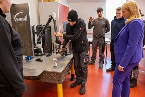 Landesrätin Daniela Winkler besuchte die Landesberufsschule in Pinkafeld und wurde von Direktor Wilhelm Pfeifer bei einem Rundgang durch die Schule begleitet.