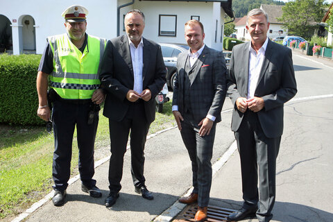 Landeshauptmann Hans Peter Doskozil (2.v.l.) mit Bürgermeister Fabio Halb (2.v.r.), Landtagsabgeordneter Ewald Schnecker (r.) und Gruppeninspektor Johann Jani (l.).
