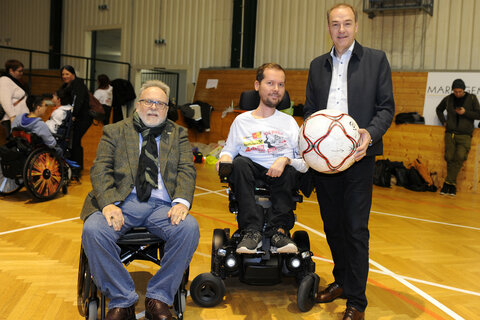 Soziallandesrat Leonhard Schneemann mit ÖZIV Burgenland Präsident Manfred Seifert und Kinder- und Jugendvertreter Jakob Schriefl
