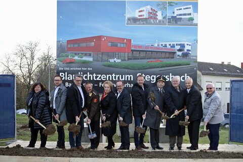 OSG-Direktor Dr. Alfred Kollar (3.v.l.), Landtagspräsidentin Verena Dunst (5.v.l.), Landeshauptmann-Stellvertreter Johann Tschürtz (5.v.r.) mit Bürgermeister Heinz-Peter Krammer (6.v.l.) und Vizebürgermeister Jürgen Dolesch (2.v.l.) sowie weiteren Vertretern der Gemeinde, Vereine und Firmen.