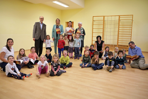 Bildungslandesrätin Mag.a (FH) Daniela Winkler (2.v.l. stehend) mit Dr. Sepp Gmasz, Anna-Maria Hammer, BA BA, Jutta Pradl-Hodics und Direktor Herwig Wallner mit weiteren Lehrerinnen sowie den Kleinsten im Übungskindergarten von Oberwart.