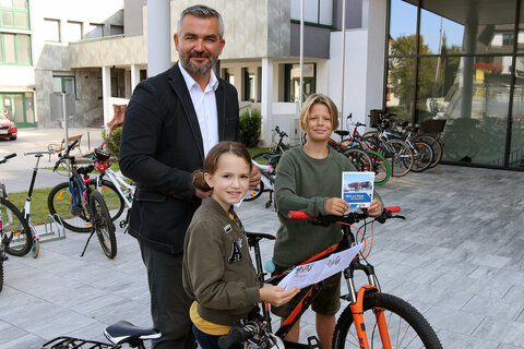 Verkehrslandesrat Mag. Heinrich Dorner und Elisa und Tim von den Mittelschule Neudörfl