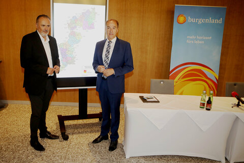 Landeshauptmann Mag. Hans Peter Doskozil und Landesrat Dr. Leonhard Schneemann (v.l.) präsentierten die neuen 71 Pflegestützpunkte.