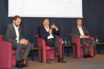 Podiumsdiskussion am Pflegegipfel mit (v.l.n.r.) Dr. Johannes Zsifkovits (SDB - Soziale Dienste Burgenland Gmbh), Landeshauptmann Mag. Hans Peter Doskozil, Landesrat Dr. Leonhard Schneemann, DI Dr. Wolfgang Habacher (Geschäftsführer EPIG GmbH - Entwicklungs- und Planungsinstitut für Gesundheit).