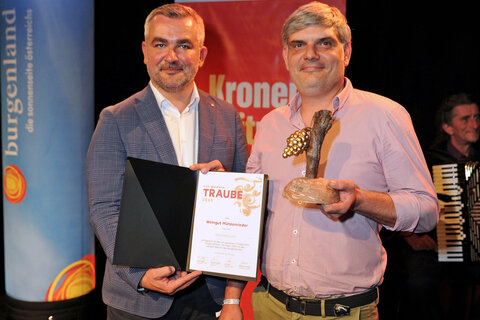 LR Heinrich Dorner mit Christoph Münzenrieder, Gewinner in der Kategorie 1: Weißwein Klassik Grüner Veltliner und Welschriesling