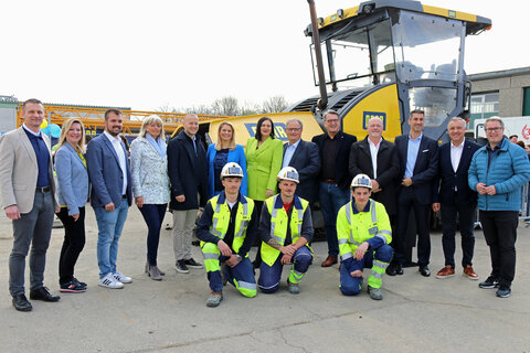 Klaus Tremmel, technischer Niederlassungsleiter Hochbau PORR Bau, Petra Karacs, Leiterin Lehrlingsmanagement PORR AG, LAbg. Kilian Brandstätter, LAbg. Elisabeth Böhm, Abg. z. NR Maximilian Köllner, LRin Mag.a (FH) Daniela Winkler, LH-Stv.in Mag.a Astrid Eisenkopf, Gerhard Milletich, Alfred Kollar, Obmann der Oberwarter Siedlungsgenossenschaft und der Gemeinnützigen Bauvereinigungen des Burgenlandes, Parndorfs Bürgermeister Ing. Wolfgang KOVACS, PORR-Geschäftsführer Josef-Dieter Deix, Andreas Schabhietl, technischer Niederlassungsleiter Tiefbau PORR Bau, und LAbg. Markus Ullram mit den Lehrlingen Romeo Jerkov, Szabolcs Jakatics und Krisztofer Kiss.