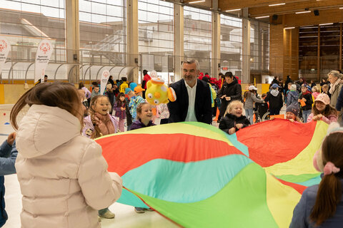 Landesrat Mag. Heinrich Dorner mit Kindern bei einer der Stationen des 23. Inklusiven Spiel- und Sportfestes der Sportunion Burgenland in Eisenstadt.