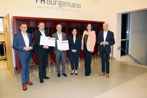 Gruppenbild mit Kursteilnehmer*innen des Bezirkes Güssing: Erich Trummer, Patrick Hafner, Roman Jandrisevits, Bettina Frank, Landeshauptmannstellvertreterin Astrid Eisenkopf und Leo Radakovits.