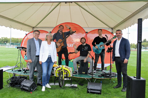 LR Mag. Heinrich Dorner (re.) mit Bgm.in Elisabeth Böhm (2.v.l.), Wirtschaftsagentur Burgenland-GF Mag. Michael Gerbavsits (1.v.l.) und der Neusiedler Formation „Crowdfleckerl“, die beim Start in Neusiedl aufgeigte