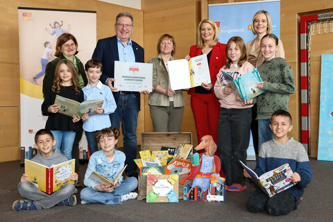 Bildungslandesrätin Daniela Winkler überreichte das Burgenländische Lesegütesiegel in Gold an die Volksschule Nickelsdorf. V.l. Sonja Hanappi-Mersits, PH Burgenland, Bgm. Gerhard Zapfl, Dir.in Romana Huber, LRin Daniela Winkler und Birgit-Stiastny-Lukits, Dachmarke Lesen-Schreiben-Verstehen, mit Kindern der VS Nickelsdorf