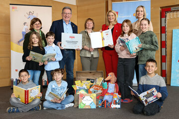 Bildungslandesrätin Daniela Winkler überreichte das Burgenländische Lesegütesiegel in Gold an die Volksschule Nickelsdorf. V.l. Sonja Hanappi-Mersits, PH Burgenland, Bgm. Gerhard Zapfl, Dir.in Romana Huber, LRin Daniela Winkler und Birgit-Stiastny-Lukits, Dachmarke Lesen-Schreiben-Verstehen, mit Kindern der VS Nickelsdorf
