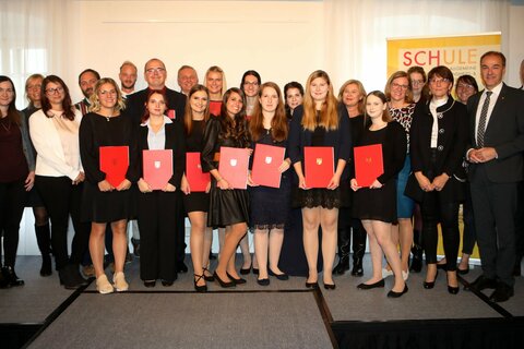 Gruppenbild mit den zehn Pflegefachassistentinnen und dem Pflegefachassistenten sowie Landesrat Dr. Leonhard Schneemann (2. v. r.), KRAGES-Geschäftsführer Mag. Hubert Eisl, MBA (r.), Direktorin DGKP Gabriele Ehrenhöfer (6. v. r.), Lehrerin Christine Artwohl (4. v. r.) und allen weiteren an der Diplomverleihung Beteiligten;