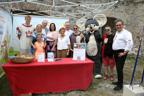 Familienlandesrätin Daniela Winkler und Landeshauptmannstellvertreterin Astrid Eisenkopf bei der Eröffnung von Burg Forchtenstein Fantastisch 2024 (v.l.): Julian Filz, Familienlandesrätin Daniela Winkler mit ihrer Tochter, Gerhard Krammer, Künstlerischer Leiter „Burg Forchtenstein Fantastisch“, Landeshauptmannstellvertreterin Astrid Eisenkopf, Christa Prets, Vorsitzende „Burg Forchtenstein Fantastisch“ – Verein für Leben wie früher gemeinsam erleben, Hans Peter Filz, Lena Tiewald, Burgmaus Forfel, Daniel Benec und Forchtensteins Bürgermeister Rüdiger Knaak