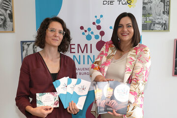 Landeshauptmann-Stellvertreterin Astrid Eisenkopf und Eva Wutzlhofer-Neusteurer, der Projektleiterin von FEMININA