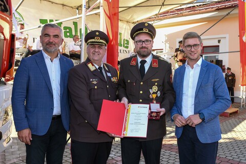 Im Rahmen der Feierlichkeit wurden verdiente Feuerwehrmitglieder geehrt (v.l.): Landesrat Heinrich Dorner mit Landesfeuerwehrkommandanten-Stellvertreter LBDS Martin Reidl, HBI Jacob Julius Schumann, er erhielt das Verdienstkreuz des Bgld. Landesfeuerwehrverbandes, und LAbg. Patrik Fazekas