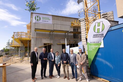 Gruppenbild von der Gleichenfeier: (v.l.) Andreas Predl, Geschäftsführer Burgenländische Pflegeheim Betriebs-GmbH (BPB), Landesrat Heinrich Dorner, Landesrat Leonhard Schneemann, Melanie Piskernik, Geschäftsführerin SOWO - So wohnt Burgenland GmbH, Christoph Otzlberger, Bereichsleiter Hochbau, Gebrüder Haider & Co, Ewald Schlaffer, Soziale Dienste Burgenland GmbH, Markus Simon, Bauleiter, Gebrüder Haider & Co.