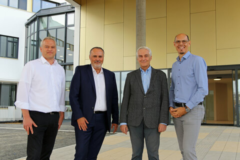 Landeshauptmann Hans Peter Doskozil, Univ.-Prof. Dr. Stephan Kriwanek, Geschäftsführer Gesundheit Burgenland, sowie Baumeister Ing. Christian Hofstädter, Landesimmobilien Burgenland, und Mag. (FH) DI Josef Strohmaier, Gesundheit Burgenland, beide Projektteam-Leitung „Klinik Oberwart neu“.