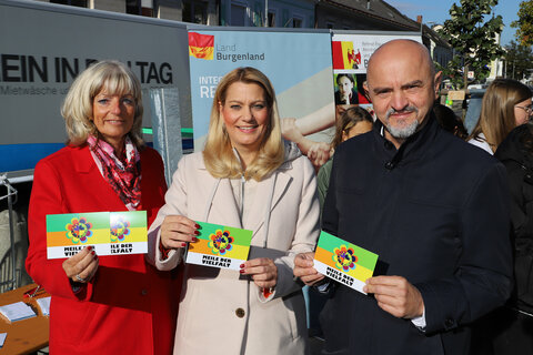 Landesrätin Mag.a (FH) Daniela Winkler, Bürgermeisterin LAbg. Elisabeth Böhm und Bildungsdirektor Mag. Heinz Josef Zitz gemeinsam mit Schülerinnen und Schülern der Unter- und Oberstufen bei der "Meile der Vielfalt" 2022 in Neusiedl am See