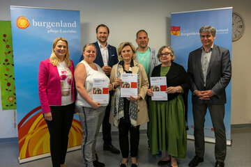 Bildungslandesrätin Mag.a (FH) Daniela Winkler (l.) mit Soziale Dienste Burgenland-Geschäftsführer Dr. Johannes Zsifkovits (hinten) und Schulqualitätsmanager Werner Zwickl, MSc (r.) überreichten Direktorin Isabell Lichtenberger, BEd (Mitte, vorne) und ihren Kolleginnen und Kollegen das Zertifikat für das Projekt "plus".