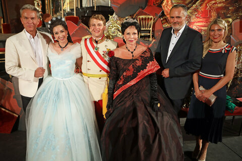 Landeshauptmann Hans Peter Doskozil mit seiner Julia (r.) sowie Generalintendant Alfons Haider (l.) und den Darstellern Sissy (Valerie Luksch), Franz Joseph (Philipp Laabmayr) und Sophie (Isabel Weicken) (v.l.).