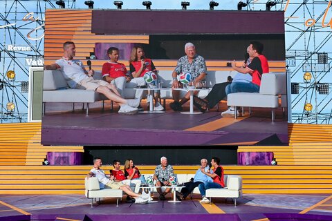 Fußballprominenz auf der Seebühne: Stefan Maierhofer, Burgenland Tourismus-Geschäftsführer Didi Tunkel, Moderatorin Sissy Gamauf, Toni Polster, HansKrankl und Moderator und Krone-Online-Sportchef Michael Fally (v.l.).