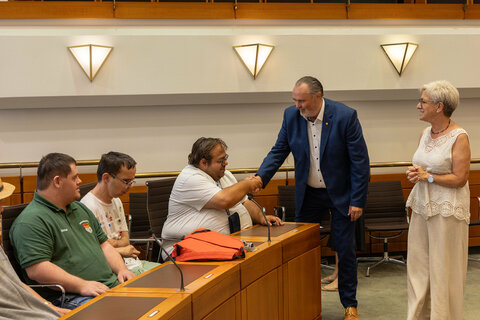 Eine Gruppe von Klientinnen und Klienten von „Rettet das Kind“ aus der Förderwerkstätte Großpetersdorf besuchte kürzlich den Burgenländischen Landtag und wurde von Landeshauptmann Hans Peter Doskozil begrüßt.
