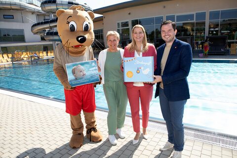 Kostenloser Thermeneintritt für junge Eltern als zusätzliches Goodie in der Storchenpost: Familienlandesrätin Mag.a (FH) Daniela Winkler mit Generalmanager Marcel Pomper, Therme Stegersbach und Hotel Allegria, und Karina Weinbacher, MBA, Leiterin Therme Stegersbach