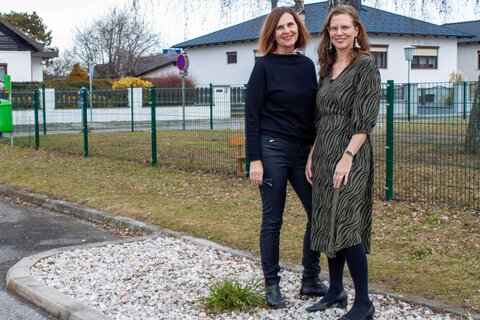 LH-Stv.in Haider-Wallner mit Bürgermeisterin Margit Wennesz-Ehrlich bei einer Schotterfläche, die demnächst begrünt wird