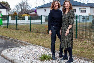 LH-Stv.in Haider-Wallner mit Bürgermeisterin Margit Wennesz-Ehrlich bei einer Schotterfläche, die demnächst begrünt wird